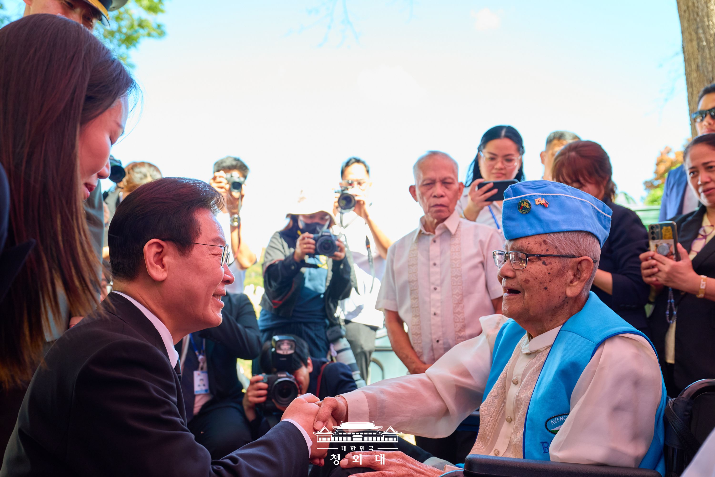 이재명 대통령, 필리핀 리잘 한국전 참전기념비 헌화 및 참전용사 접견
